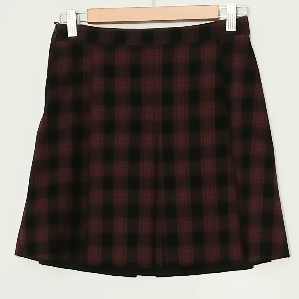 H&M Women's Plaid Mini Skirt Womens Size 6 Black & Red Y2K Dark Academia Pleated